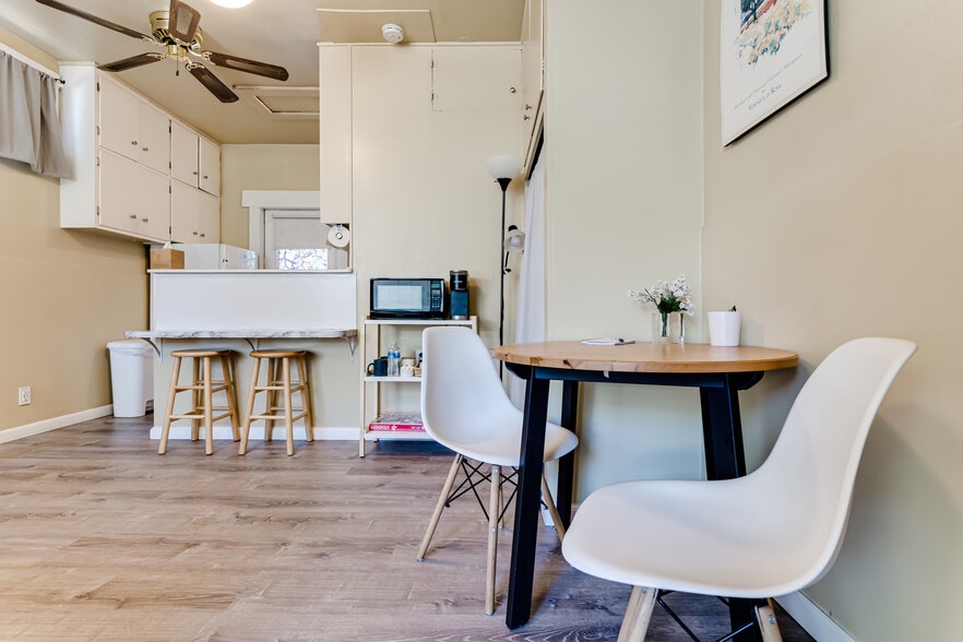 Building Photo - 729 E 18th Aly