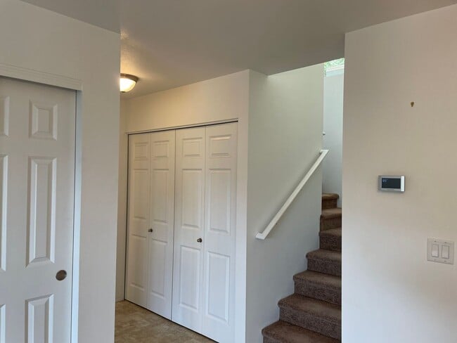 Building Photo - Beautiful 2 Bedroom 1.5 Bath 2 Story Home-...