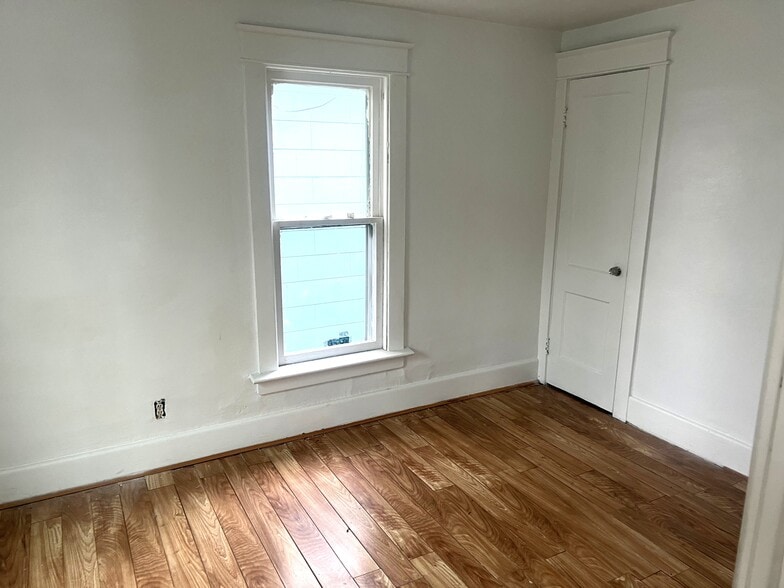 Building Photo - 516 E 22nd St