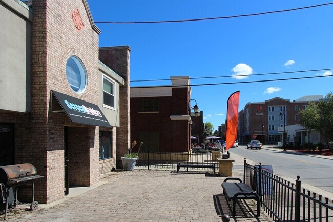 Building Photo - 1712 W University Ave