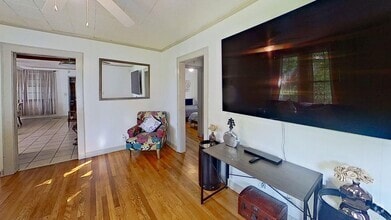 Building Photo - Renovated 3-Bedroom Home – Furnished or Un...