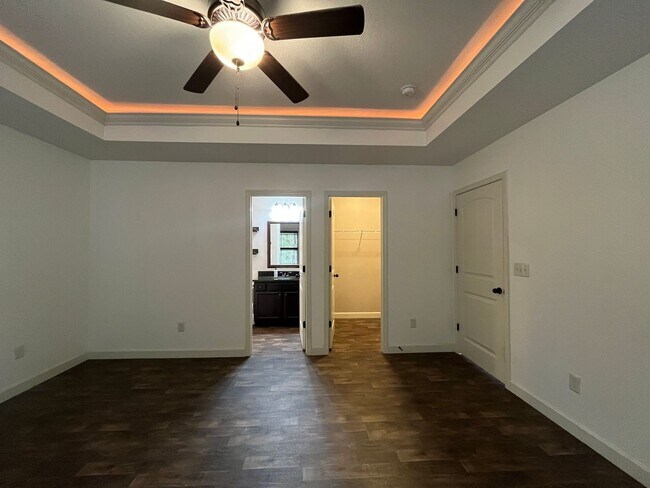 Building Photo - Adorable 3/2 Ready To Move In Now!