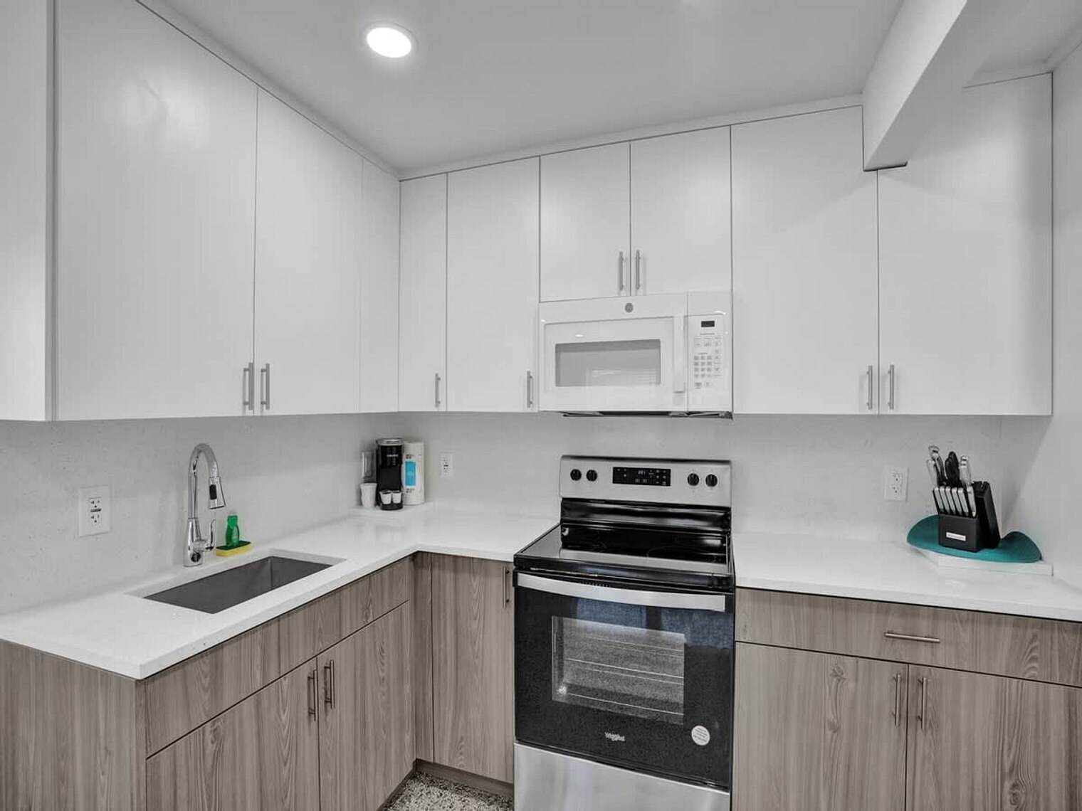 Building Photo - 906 N Riverside Dr