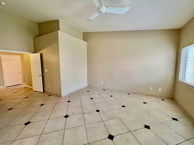 Building Photo - Single Story 3 Bedroom Home with bonus room!!
