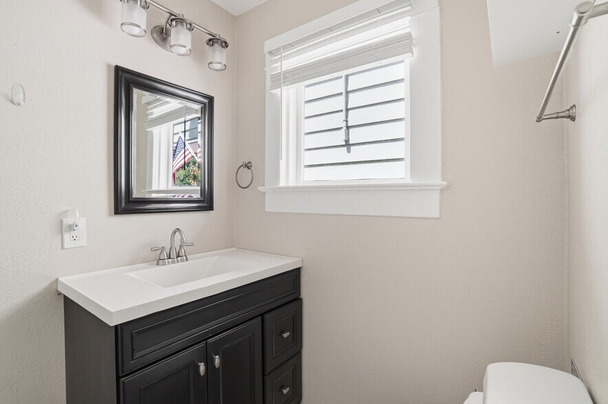 Building Photo - 539 6th St N