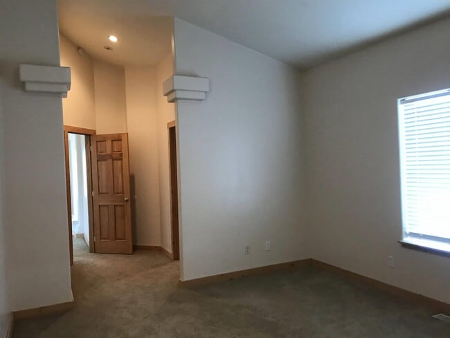 Building Photo - 374 Cole Ave