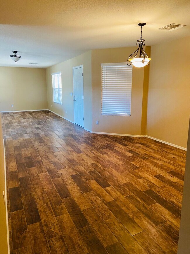 Building Photo - 5 bedroom 3 bath Remolded home Ready to move in!