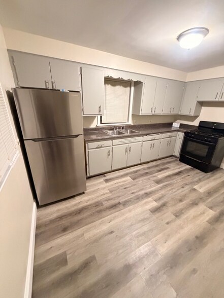 Building Photo - 10324 S Vernon Ave