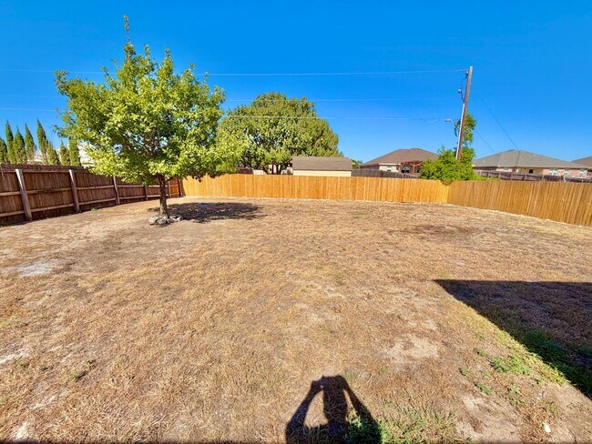 Building Photo - 2415 Isabelle Dr