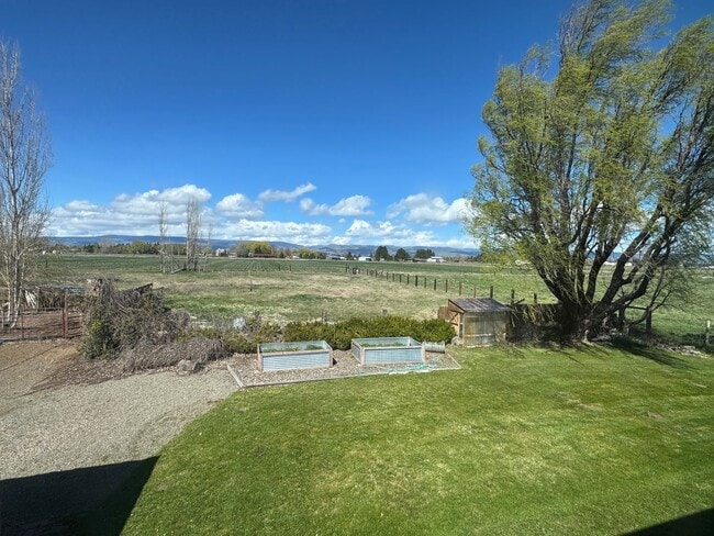 Building Photo - 3 Bedroom Home on Two Acres