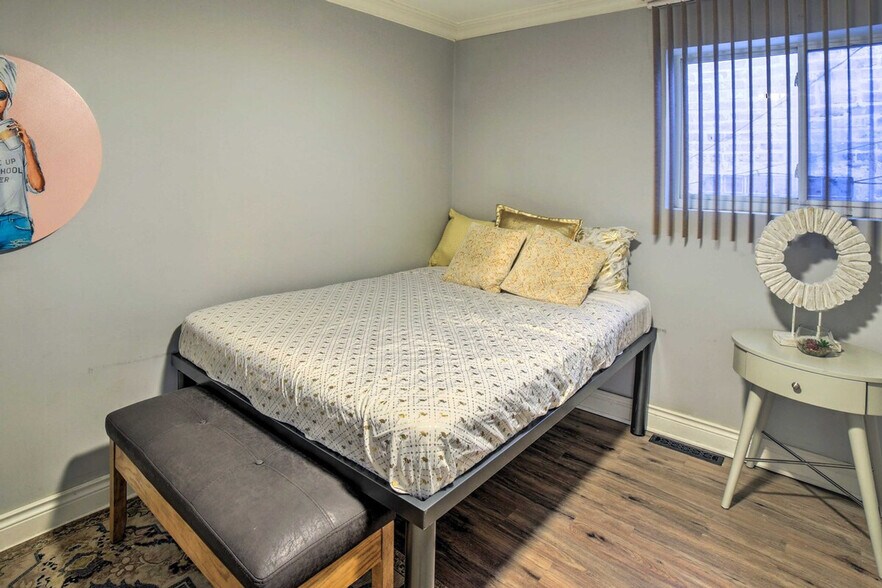 Building Photo - 703 S Central Park Ave