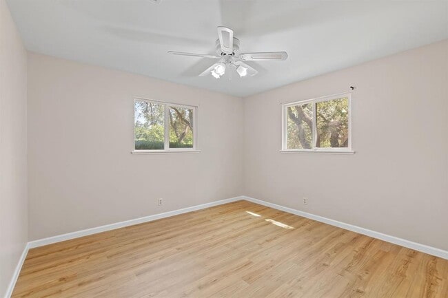 Building Photo - 6010 Oakclaire Dr