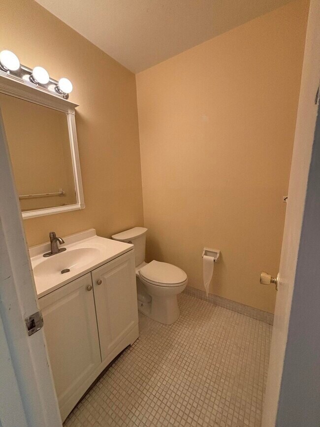 Building Photo - 707 High Point Blvd N