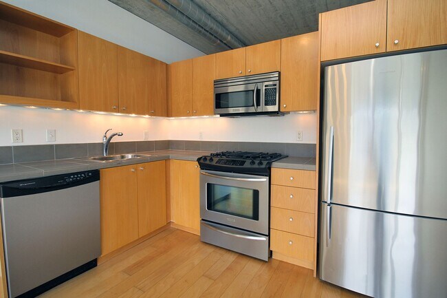 Building Photo - Chic, Urban 1 Bedroom Loft Style Condo at ...