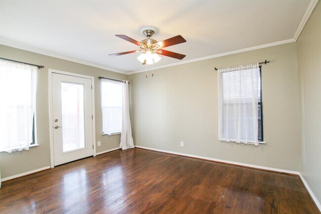 Building Photo - 6824 Southridge Dr