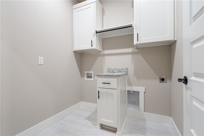 Building Photo - 7006 SW Orange Ave