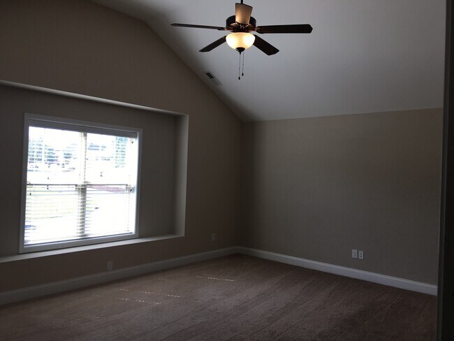 Building Photo - Fenced Back Yard, Screened Back Patio, Lexington Plantation!