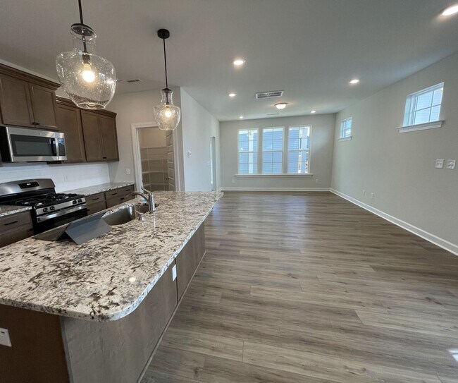 Building Photo - Gorgeous newer 3BD/2.5BA home w/ 2 car garage in Clayton!