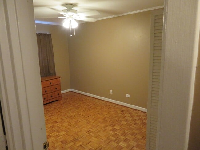 Building Photo - Great location for $1450/month - 2bd/1ba with TWO assigned parking spaces (tandem spaces)