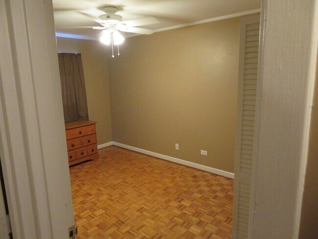 Building Photo - Great location for $2200/month  - 2bd/1ba with TWO assigned parking spaces (tandem spaces)