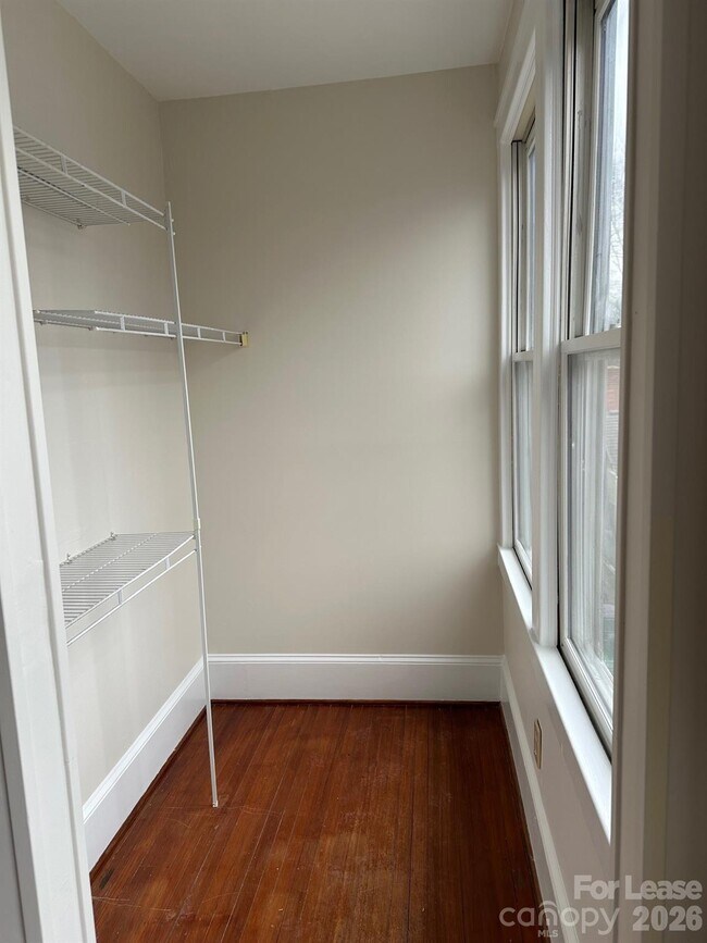 Building Photo - 407 W 9th St