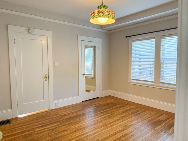 Building Photo - Charming 2-bedroom, 2-bathroom Burlingame ...