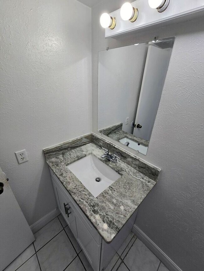 Building Photo - Large Two bedrooms with a cover patio