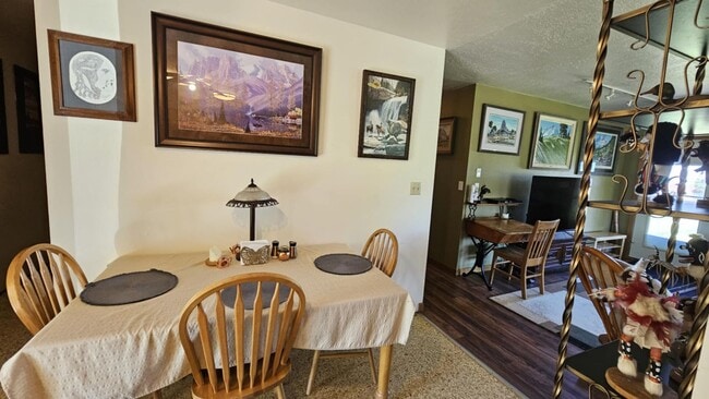 Building Photo - Losleben- House with large yard fully furnished Available Nov 1st - May 31st