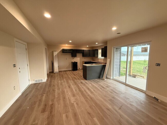 Building Photo - Brand New 3 Bedroom Duplex