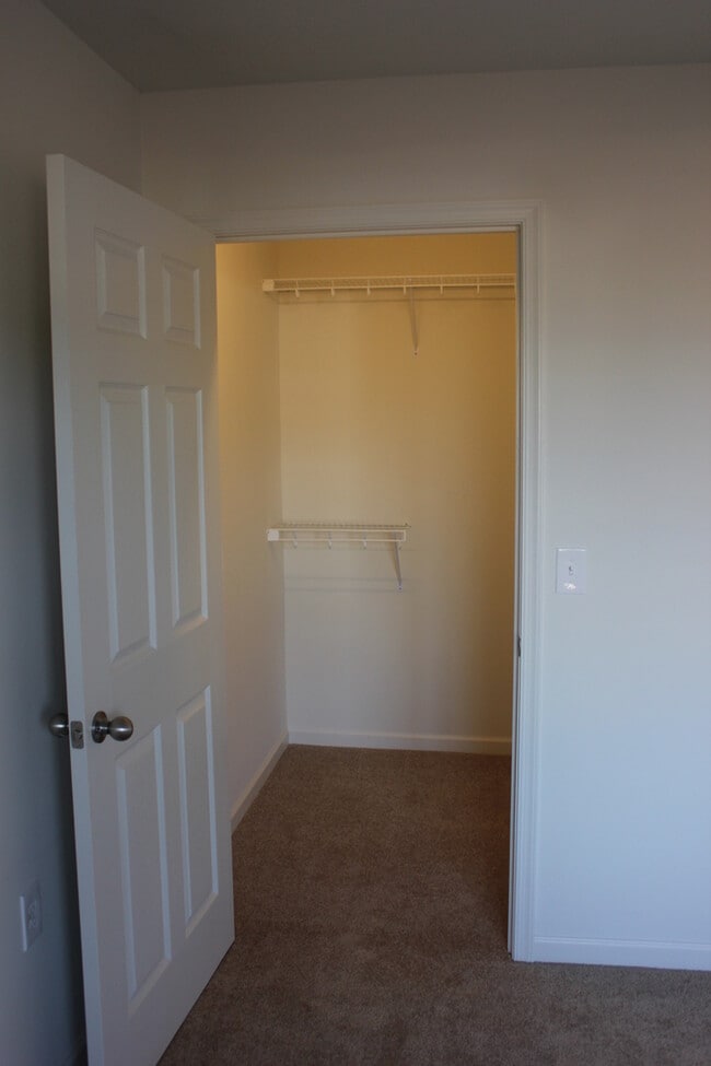 Building Photo - One Bedroom Garden Apartment