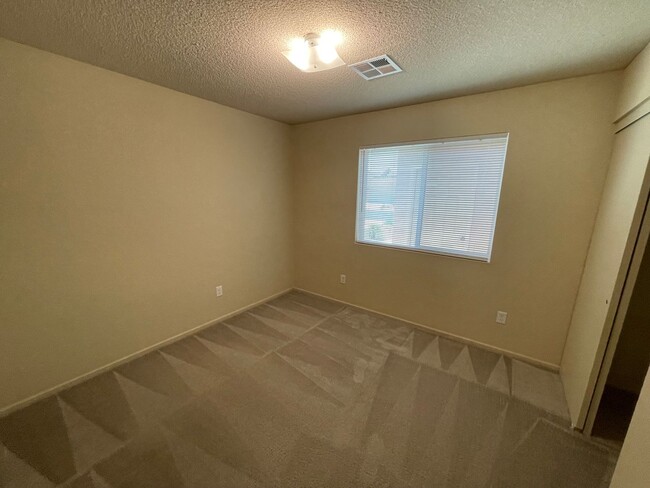 Building Photo - 3 Bedroom Townhome in Desert Sky!
