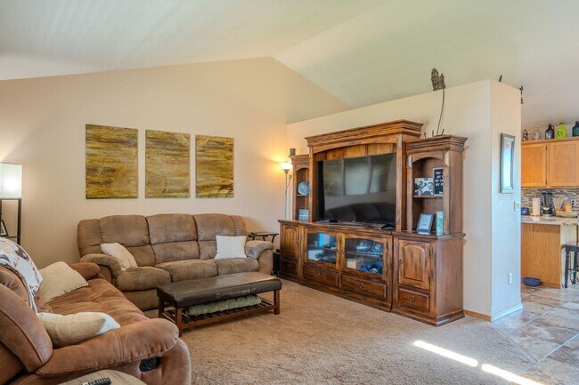 Building Photo - Spacious Tri-Level Home in Post Falls Near The Links Golf Course