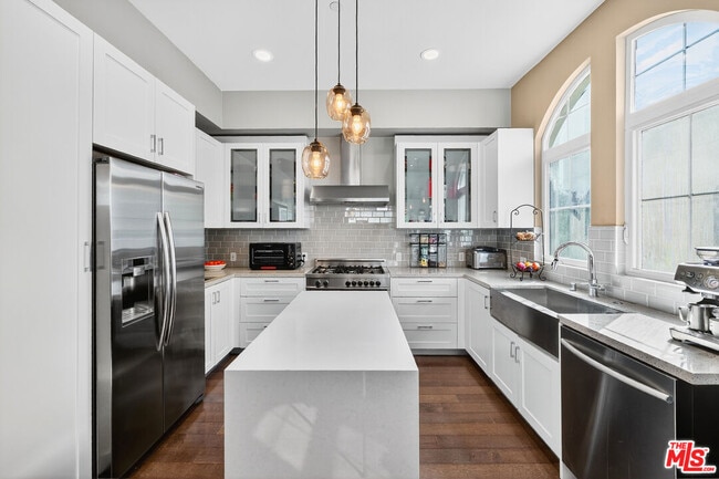 Building Photo - 5933 W Luna Park