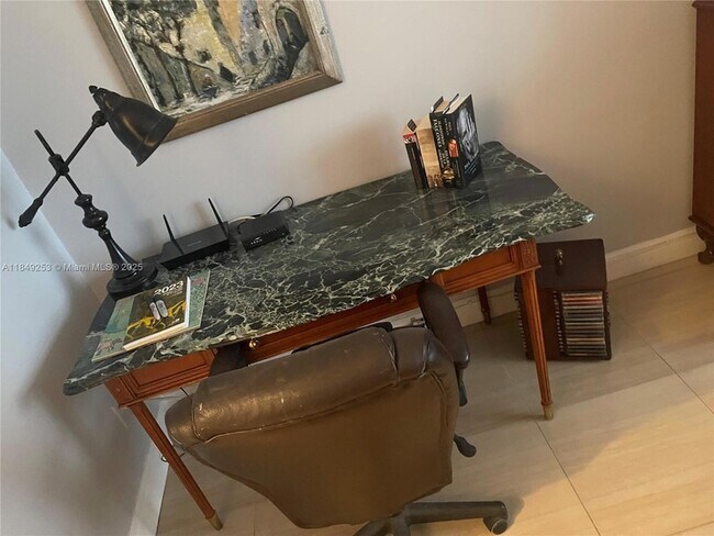 Building Photo - 100 Lincoln Rd