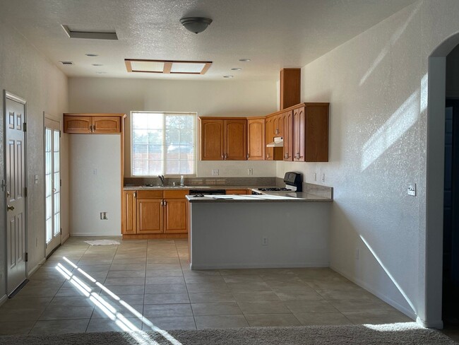 Building Photo - Beautiful Hesperia Starter Home, 2 Bedroom...