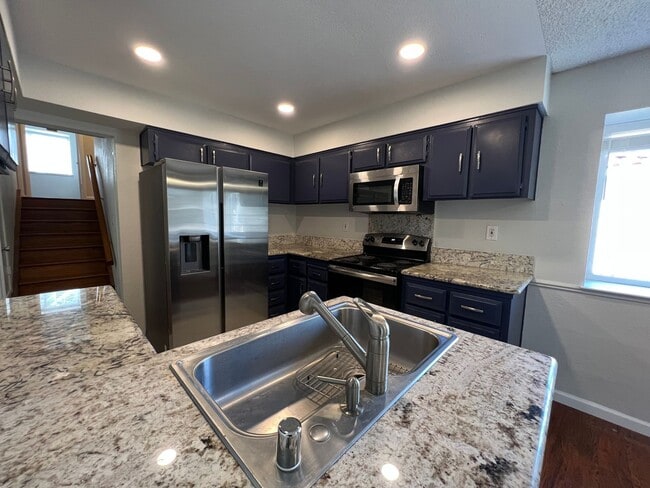 Building Photo - 2 bedroom/2 bath townhome in the heart of ...