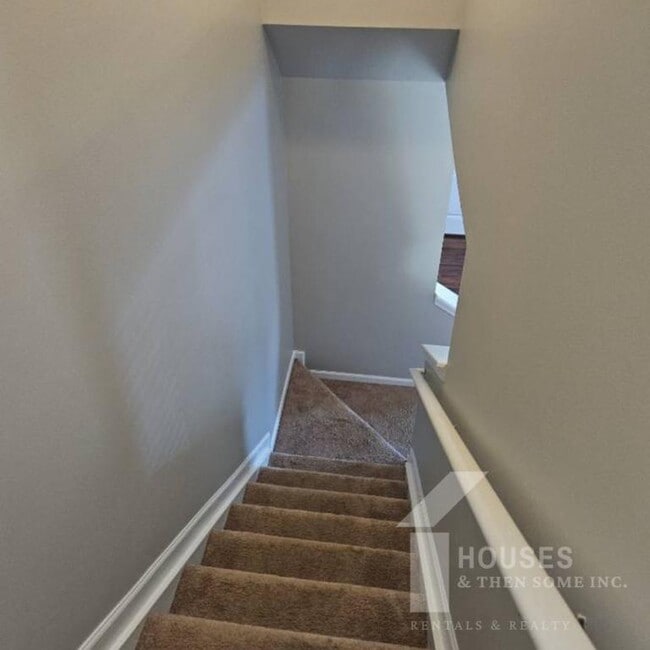 Building Photo - 211 Nimbus Ct