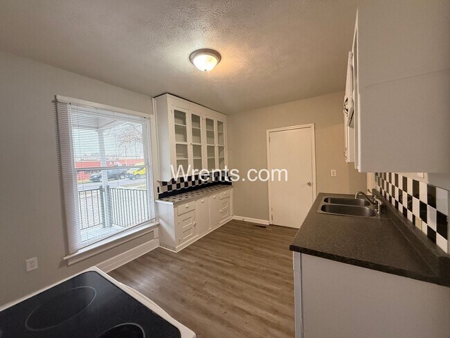 Building Photo - 301 E Nora Ave