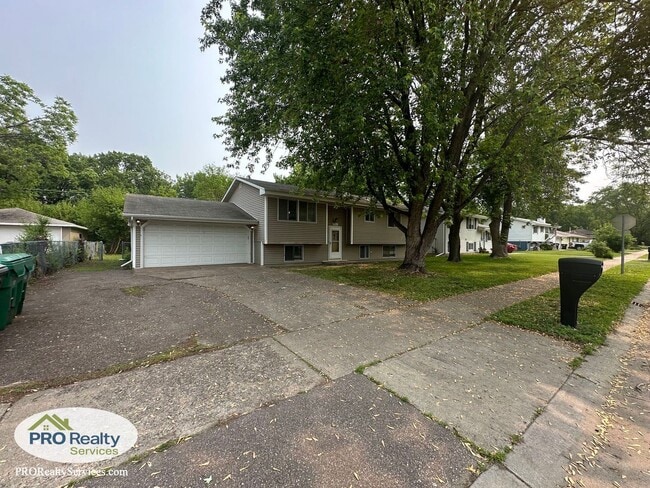 Building Photo - 4 Bedroom Home in Anoka