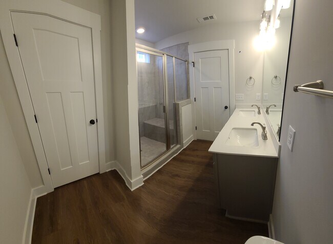 Building Photo - 726 Judah Dr