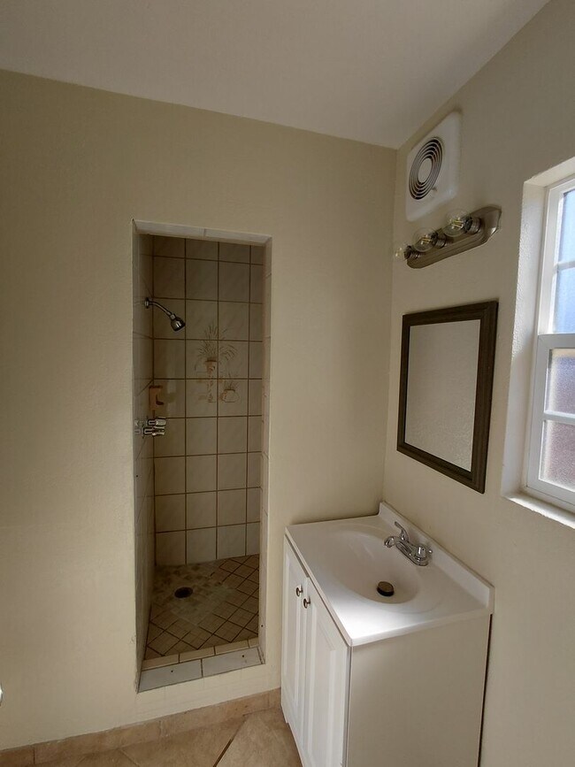 Building Photo - 721 N Preston Dr