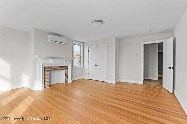 Building Photo - 840 Clay Ave