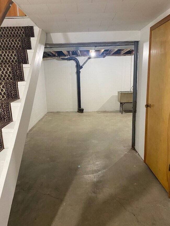 Building Photo - Ranch home with two car garage located on over 1/2 acre