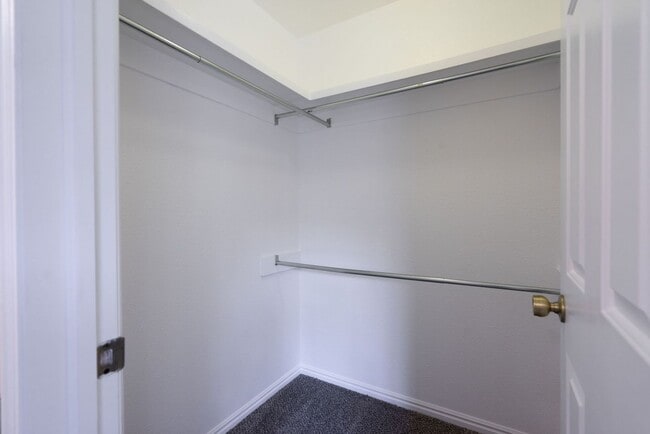 Building Photo - Spacious Updated Townhome in Downtown St. ...
