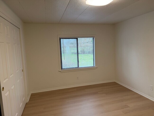 Building Photo - Updated 3 bedroom 2 bathroom house in Springfield!