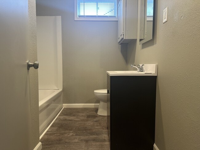 Building Photo - 602 Sara St