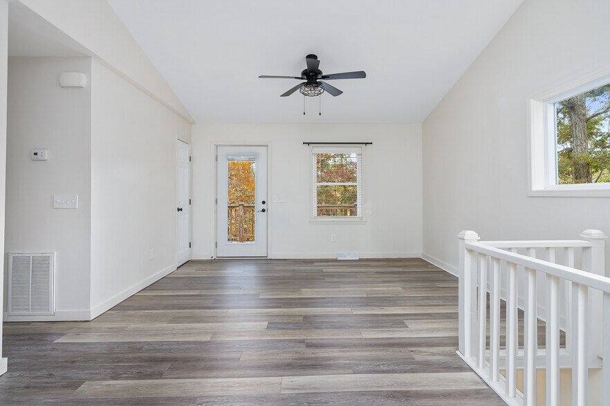 Building Photo - 1021 Lakewood Dr