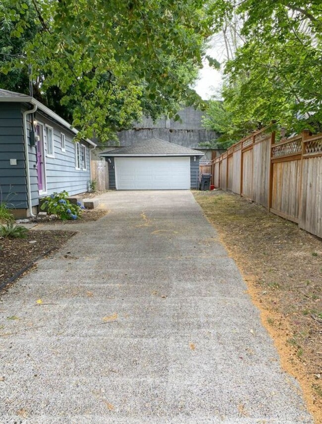 Building Photo - 30 SW 131st Ave