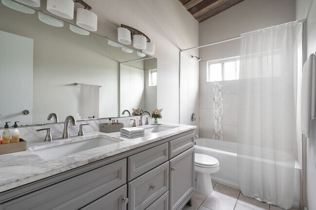 Building Photo - 5014 Chaparral Way