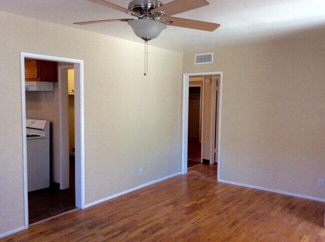 Building Photo - 2923 Peerless Ave